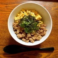 そぼろたまご丼|まえてぃさん