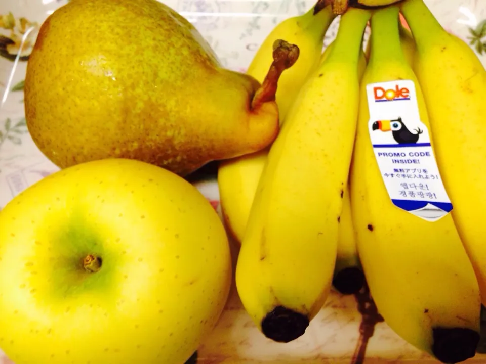 September 22/2015 ... Tuesday... Banana, Aomori San apple and Yamagata pear|Deana/Akinaさん