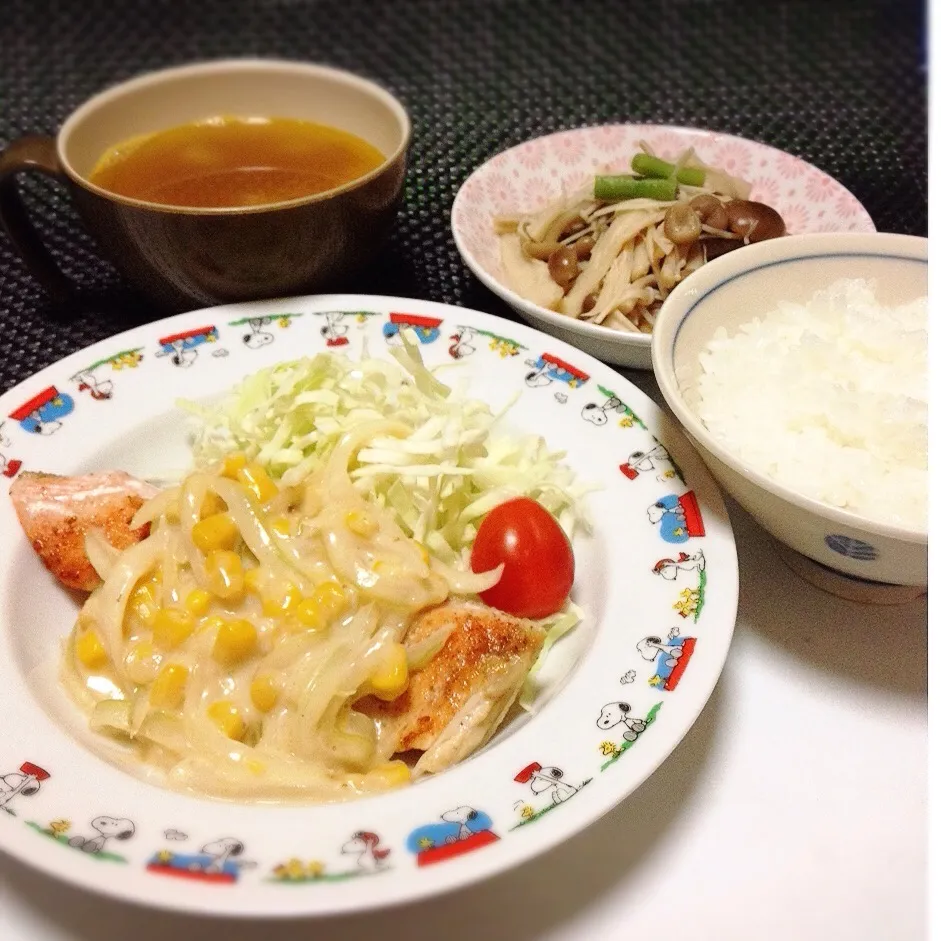 Snapdishの料理写真:コロコロ秋野菜のスープ・きのこの当座煮・秋鮭のムニエルコーンクリームソース|美也子さん