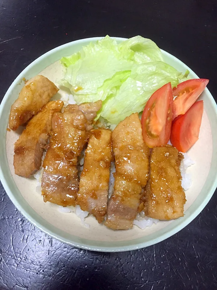 豚ロース肉のガーリックバターじょうゆ丼|もっさんさん