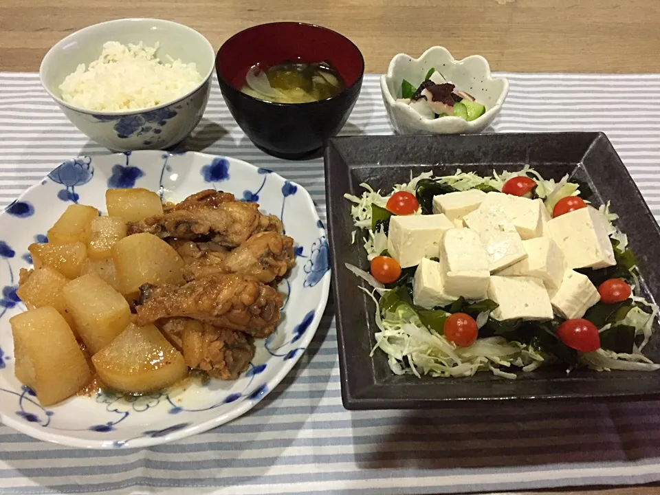 手羽元と大根のすっぱ煮・豆腐とワカメのサラダ・タコとキュウリの酢の物・玉ねぎワカメ味噌汁|まーままさん