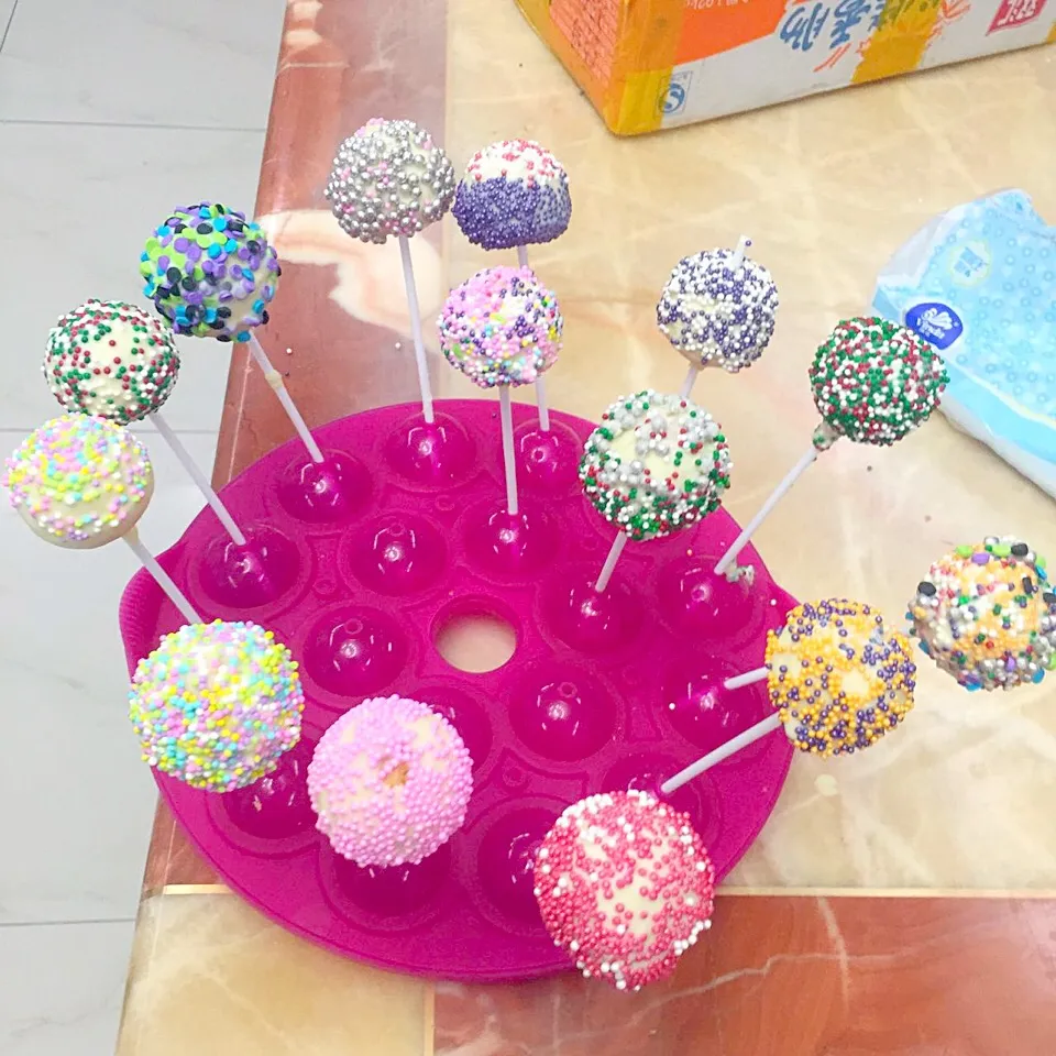 Cake pops in white chocolate and sprinkles 🌺🎉|bukky danielsさん