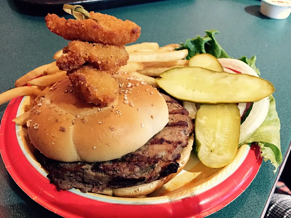 Snapdishの料理写真:1/3 lb Angus Cheeseburger with Sriracha Aïoli and Fried Shrimp|hirotomoさん