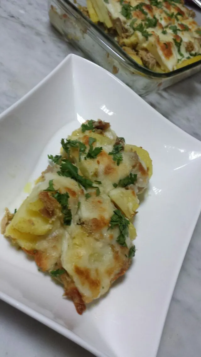 Potato casserole 

Ingredients :
6 medium potatoes, peeled washed and cut into rounds
1 can of tuna
1 cup mixed cheese (mozzarella, parmesan)
1 tsp cumin powder|Sofie's Kitchenさん