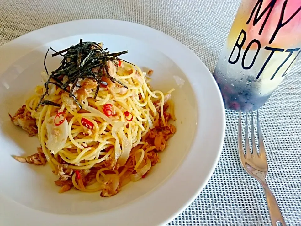 休日の朝。
デトックスウォーターと ツナの和風パスタ🍝|yokoさん