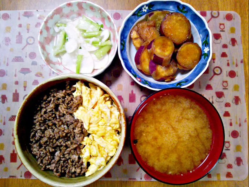 Snapdishの料理写真:９月１５日 そぼろ さつまいもの甘煮 蕪の塩麹和え お味噌汁|いもこ。さん