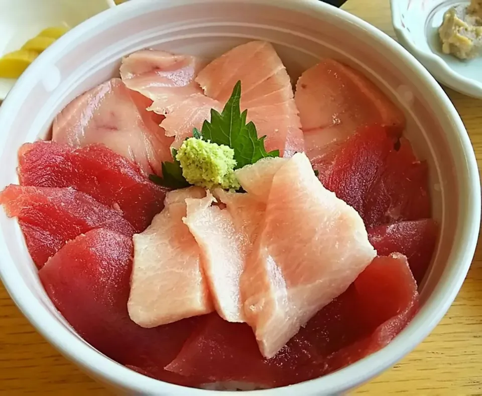 Snapdishの料理写真:三種丼(大トロ、中トロ、赤身)|哲さん