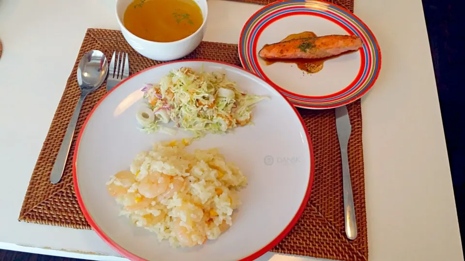 今日の昼食 サーモンのソテー、玉ねぎのコンソメスープ、えびピラフ|pinknari🐰🌈さん