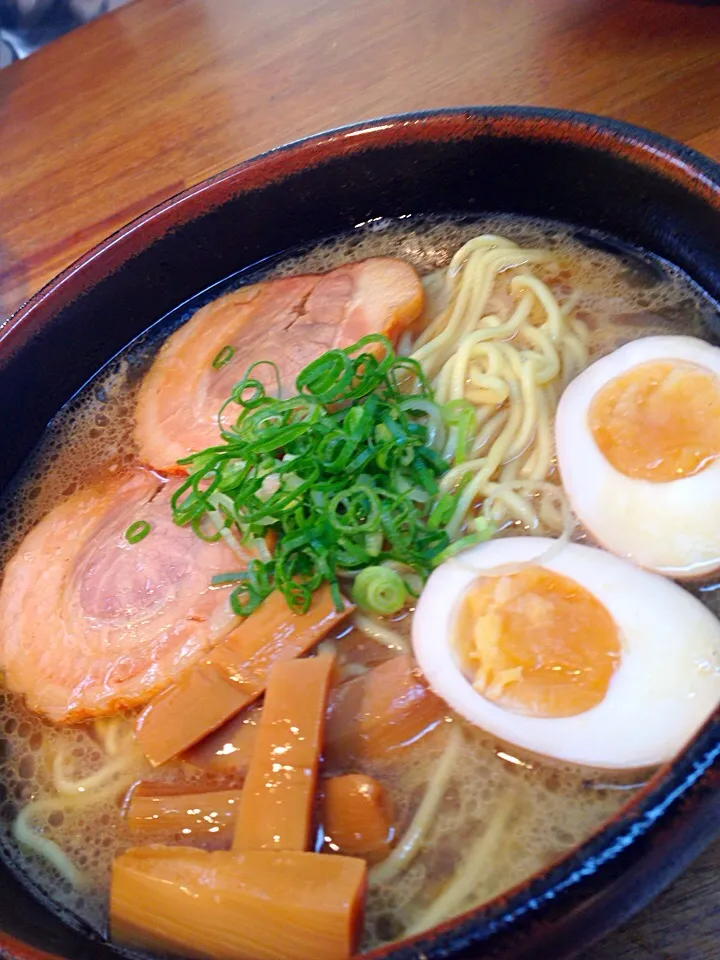 お家ラーメン❗️
豚骨醤油でこってり🍜
息子好み✨|ちなみんさん