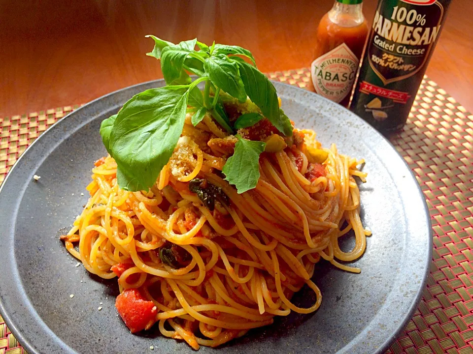 Snapdishの料理写真:Oil sardine&basil tomato sauce pasta🍝ｵｲﾙｻｰﾃﾞｨﾝとﾊﾞｼﾞﾙのﾄﾏﾄｿｰｽﾊﾟｽﾀ by chef hubby|🌈Ami🍻さん