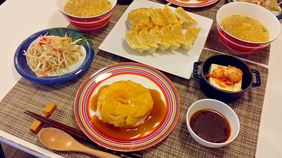 Snapdishの料理写真:今日の夕食 天津飯、コストコの餃子、もやしの中華サラダ、冷奴のキムチのせ、春雨スープ|pinknari🐰🌈さん