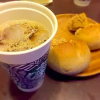 Snapdishの料理写真:自家焙煎コーヒーと自家製パン。休みっぽい|かじさん