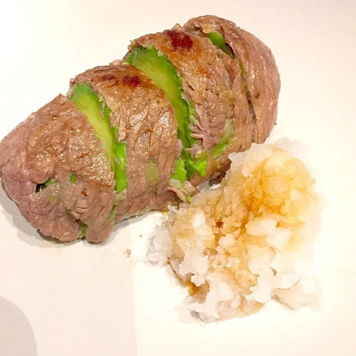 Snapdishの料理写真:アボカド牛肉巻きステーキ|ぺろたんさん