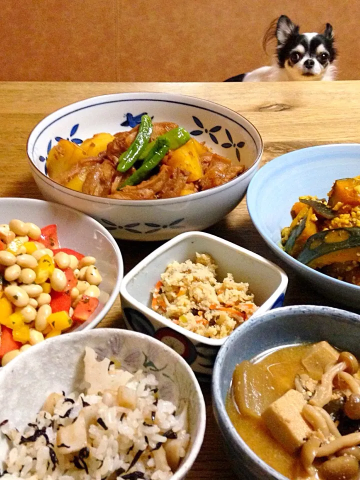 【晩ごはん】車麩とじゃがいものツナ煮・南瓜そぼろ煮・大豆とトマトとパプリカのサラダ・おから・蓮根と芽ひじきの炊込み・高野豆腐と茄子としめじの御御御付け|エイコさん