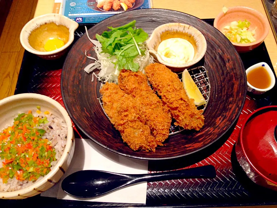 広島産カキフライ定食6個盛、野菜五穀ごはん1270円也|秋山知隆さん