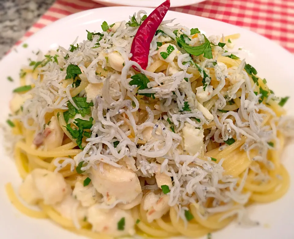 Spaghetti all'Orata Nera  
(くろ大い)
del Pacifico con Bianchetti marinati|Fabio  Palmieriさん