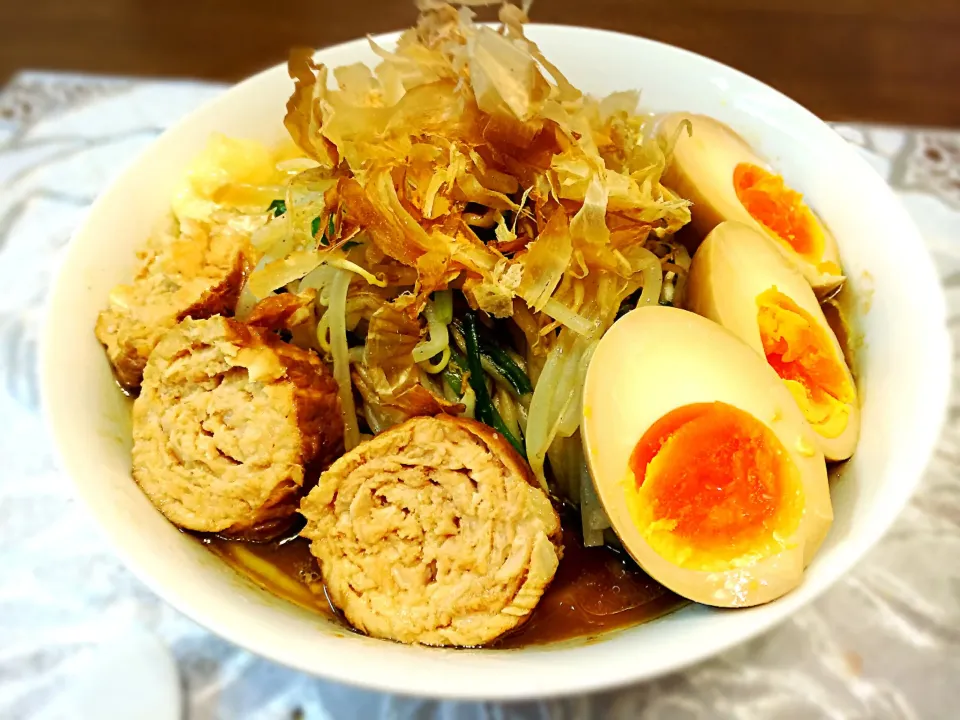 Snapdishの料理写真:ニンニク野菜増し増し味玉ロールチャーシューこってり醤油#ラーメン|fleur ❁︎⑅*さん