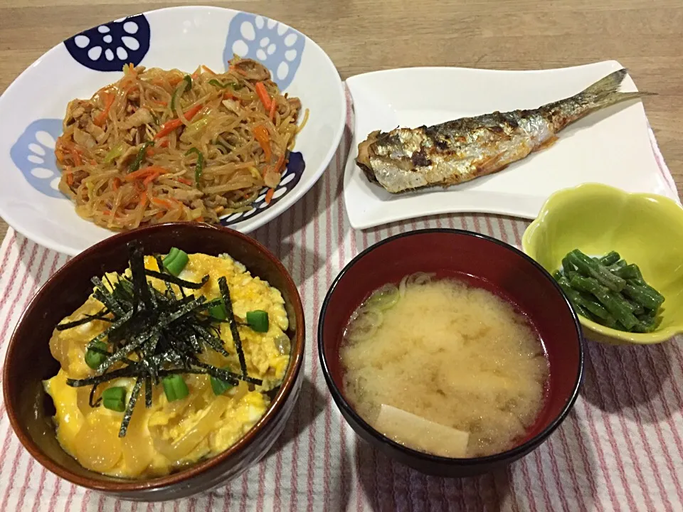 Snapdishの料理写真:親子丼・ニシン塩焼き・しらたきチャプチェ・自家製インゲンの胡麻マヨ和え・豆腐さつま揚げの味噌汁|まーままさん