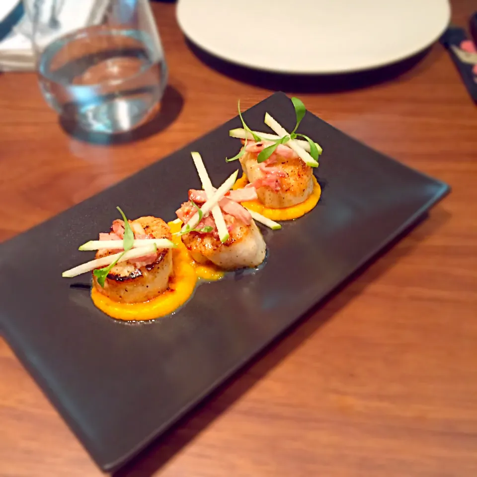 Seared scallop with carrot purée|해리さん