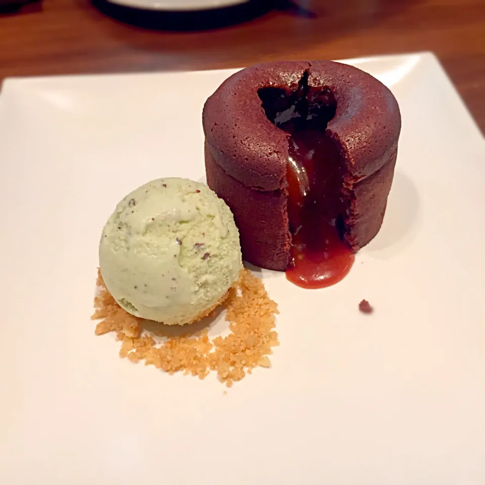 Chocolate fondant with salted caramel and mint chocolate chip ice cream|해리さん