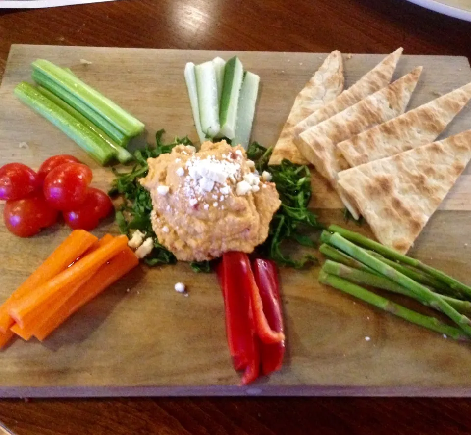 Hummus and Vegetable Board with Grilled Flat Bread|peggy waldonさん