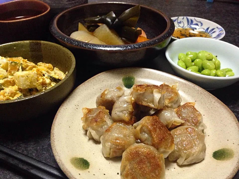 Snapdishの料理写真:晩ごはん  焼きシュウマイ ちくわと大根の煮物 じゃがいもとかぼちゃのサラダ 枝豆のオリーブオイル和え 味噌汁|ぽんたさん