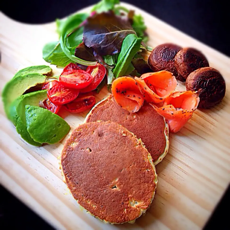 Ricotta poppyseed pancakes with smoked salmon, grilled balsamic portobello mushrooms, pan-charred cherry tomatoes, avocado and leafy greens.|coxiella24さん