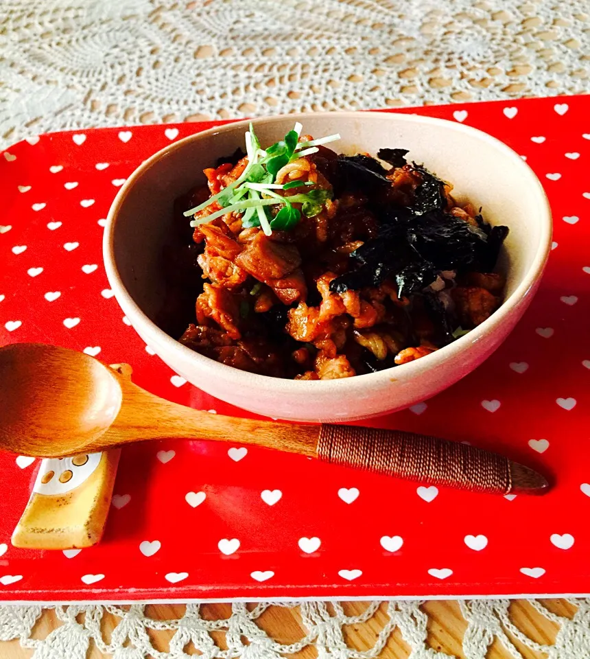 ⛅️五穀米で甘辛ポーク丼. 五穀米の上にもみ海苔とかいわれたっぷりのせました
 早めのランチ🎶|keikoさん