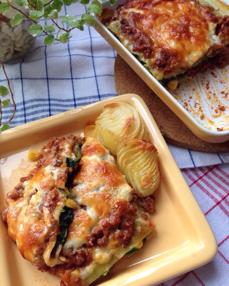 Snapdishの料理写真:今日のお昼は ほうれん草とコーン🌽のカネロニ、ラザニア仕立て🌺 Today's lunch is spinach & corn cannelloni. Like lasagna. with baked potato.|Hollyさん