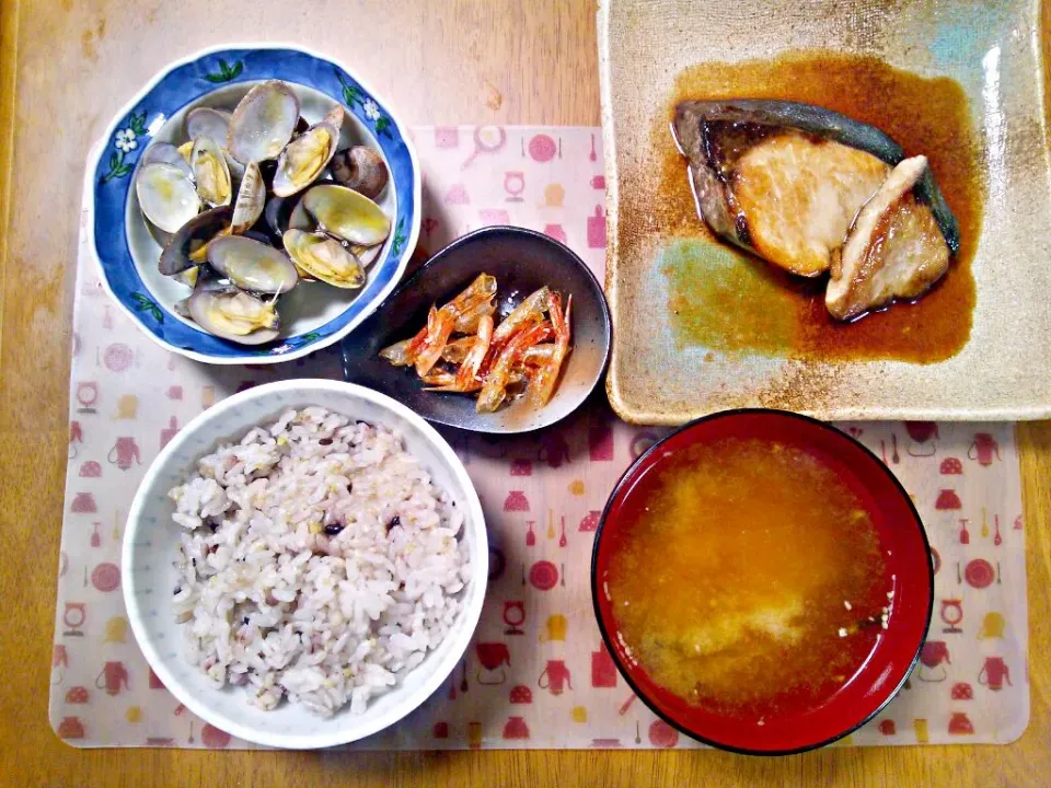 ９月16日 ぶりの照り焼き あさりの酒蒸し えびの殻の素揚げ お味噌汁|いもこ。さん