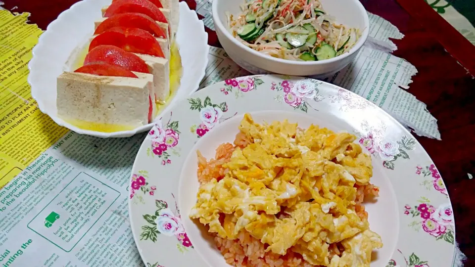 Snapdishの料理写真:オムライス風☆豆腐とトマトのカプレーゼ☆もやしサラダ|みぽりんさん