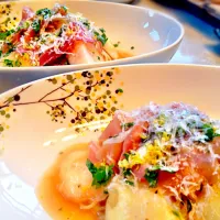 Capellini pasta salad with peach and prosciutto.|Kirk Awiamさん