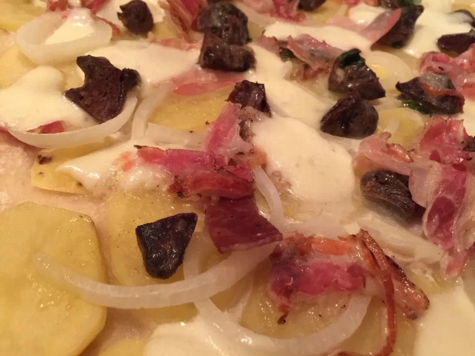 #Pizza con cuori, prosciutto arrosto, cipolla, patata.

#Dolce #salato #cucina #ricette|matteo pisanoさん