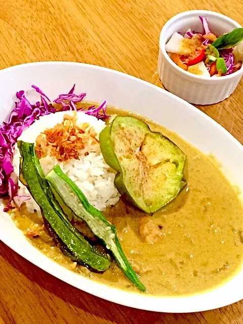 spicy chicken curry 今日はfarm's カフェのチキンカレーでした！大きくてモチモチの茄子がめちゃ美味しかったです＼(^o^)／ #cflat #cafe #OSAKA|心斎橋  C Flat Cafeさん