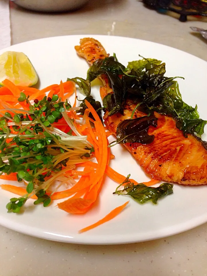 Grilled Salmon with Crispy Basil|Kob Sathapornさん