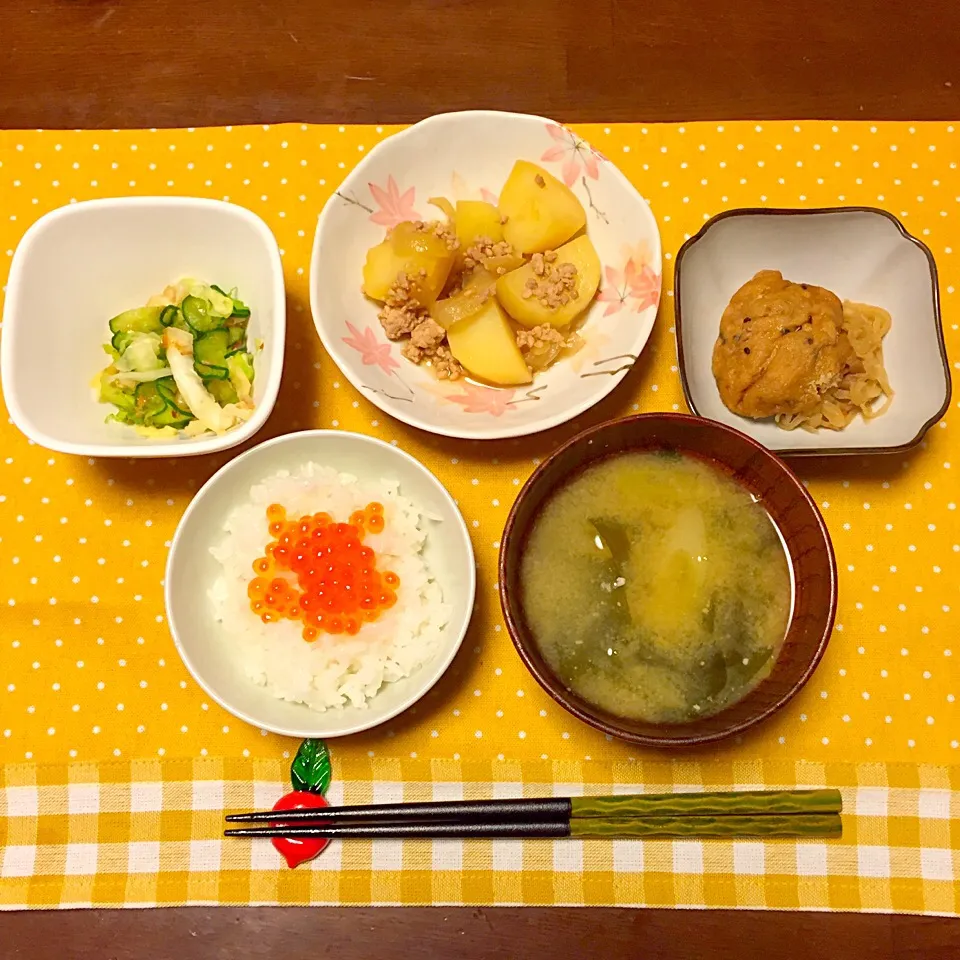 いくらのせごはん、わかめのみそ汁、きゅうりと白菜のあえもの、そぼろ肉じゃが、がんもと切り干し大根煮|Mさん