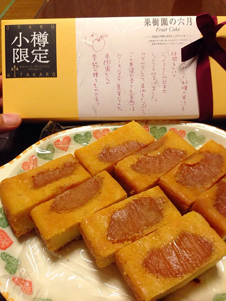 娘からの北海道旅行土産②北菓楼小樽限定 「果樹園の六月」りんご果汁たっぷりなフルーツケーキ♡|あっこぷーさん