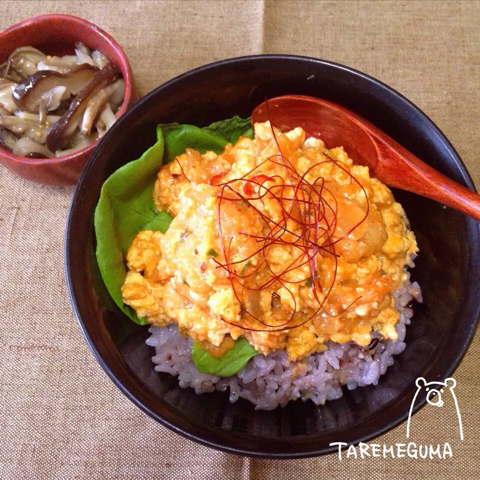 Snapdishの料理写真:玉子入り海老マヨ丼、きのこマリネ|たれめぐま◡̈✩*さん