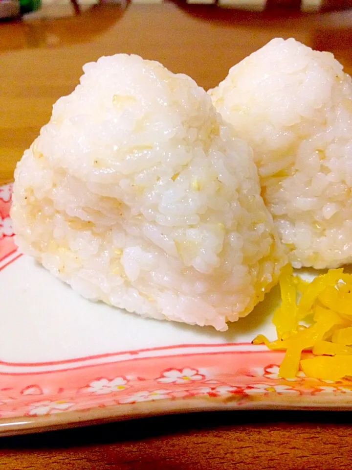 炊きたてご飯の塩むすび🍙発芽玄米入り🍀|まいりさん