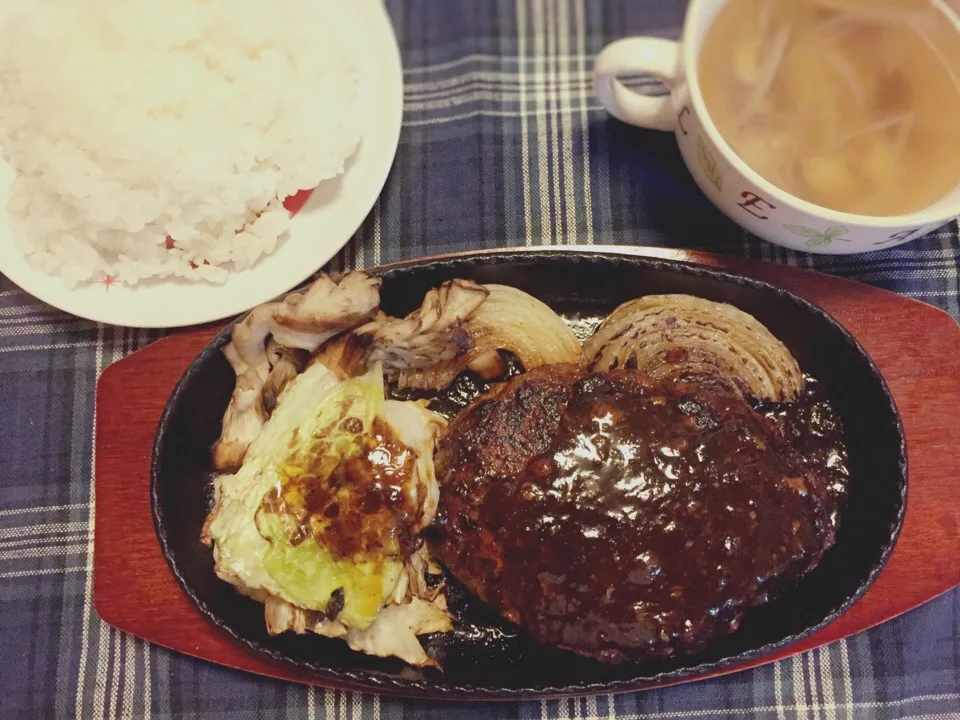 Snapdishの料理写真:食べ盛りハンバーグ定食|ゆっきーさん