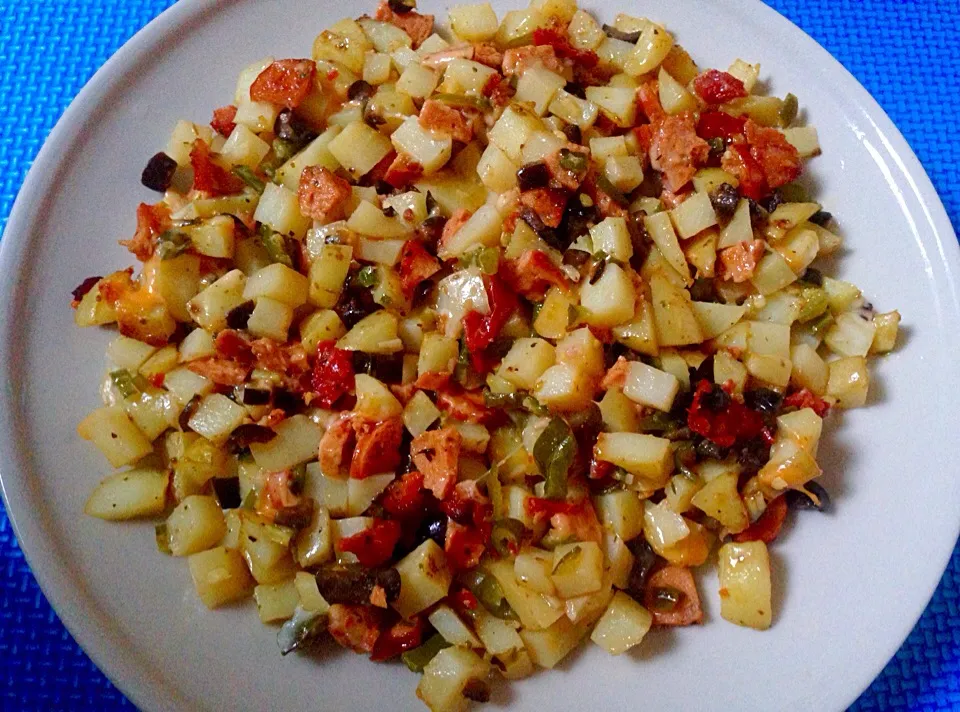 Snapdishの料理写真:Potato hash with sausage, sun dried tomatoes, black olives, garlic, green chili peppers and a bit of melted Colby Jack cheese.|Emmaさん