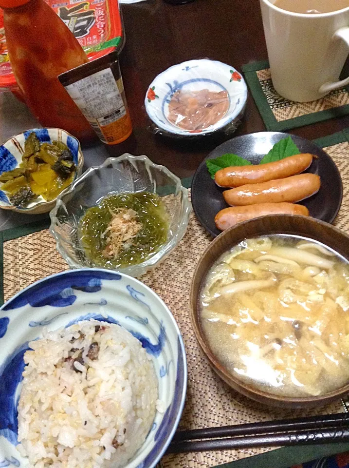 Snapdishの料理写真:めかぶ＆ウィンナーソーセージ＆しめじの味噌汁|まぐろさん