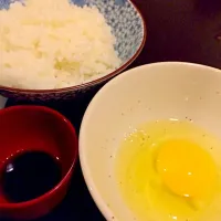 Snapdishの料理写真:花田流の炭家さん

肉をたらふく食べた〆は卵かけ御飯ですが…黄身がくずれないほどの質の良さ。|あきさん