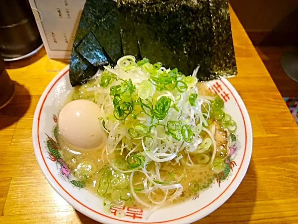 ねぎラーメン🍜🍥に 海苔と味玉のトッピング❣|yokoさん