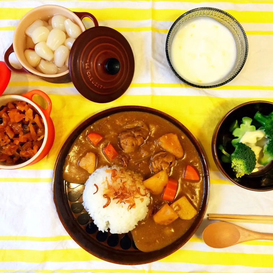 Snapdishの料理写真:お昼ごはん。お米炊ける48分間の間にカレー。豚の薄切りを蛇腹に折ってブロックにしてお肉ゴロンに。でもよそったら2個しか入ってなかったw|yukko7740さん