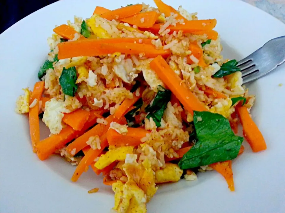 Stir-fried rice with carrots and eggs|nusさん