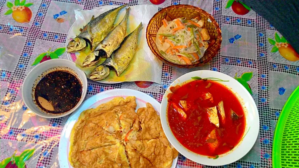 menu lunch kita,asam pedas,sayur soon,ikan goreng,sambal kicap,telor dadar.|Syed Aiman Haqeemさん