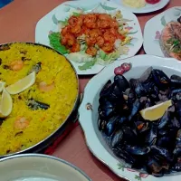 Paella. Salmon fillet. Moules vin blanc. Prawn with tomatoes.|Tangさん