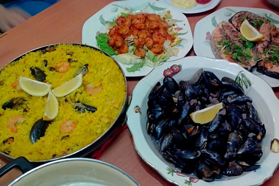 Snapdishの料理写真:Paella. Salmon fillet. Moules vin blanc. Prawn with tomatoes.|Tangさん