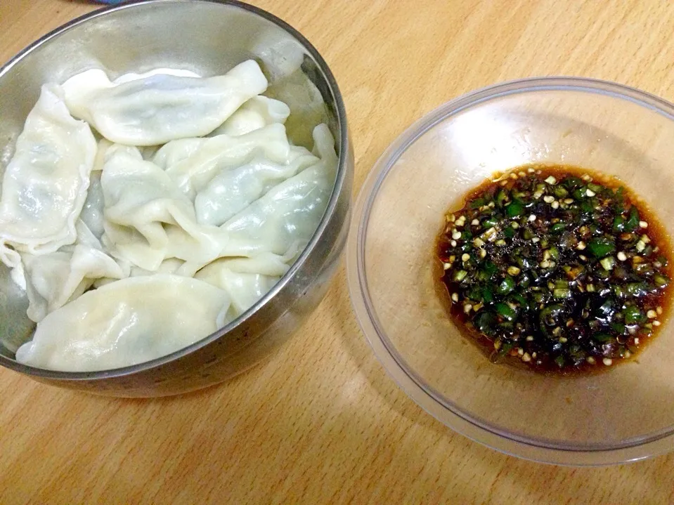 Pork and Chinese chives dumplings, with spicy and garlicky dipping sauce.|Emmaさん